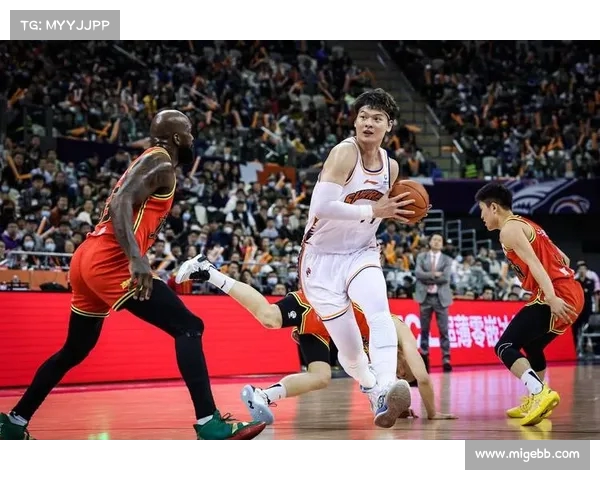 张华晨:全队倾尽全力未能为主场球迷带来胜利遗憾难掩 张华晨:全队倾尽全力未能为主场球迷带来胜利遗憾难掩